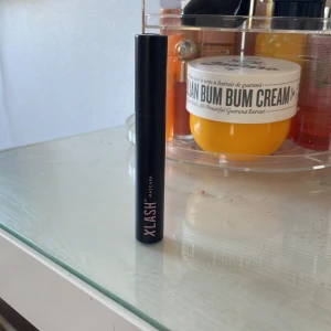 Xlash svart mascara - Säljer en svart mascara från Xlash. Aldrig använd.köpt för 300 har ögonfranserum i sig