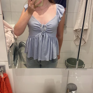Ljusblå blus med volangärmar och knyt - pris kan diskuteras och det är bara att skriva om ni vill ha fler bilder 💕