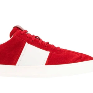 Valentino flycrews röda sneakers mocka - Riktigt snygga röda sneakers från Valentino Rockrunner med vit sidopanel och klassiska nitar på sulan. Skorna är gjorda i mjuk mocka och har snörning framtill. Perfekta för dig som vill sticka ut med en färgstark och lyxig look.