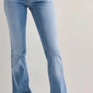 Blå bootcut jeans - Blå lowwaist bootcut jeans från only, ny med prislapp kvar. Säljes då de tyvärr var för små! Andvänd gärna köp nu🩷