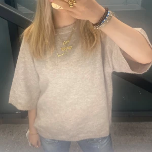 Beige stickad tröja - Mysig trekvartsärmad stickad tröja. Perfekt för en avslappnad stil. Ganska populär strl xs men passar också s 