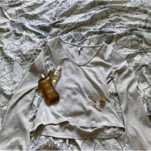 Beige ribbad tröja med v-ringning - Säljer en stilren beige ribbad tröja med v-ringning. Tröjan har långa ärmar och en bekväm passform, perfekt för en avslappnad look. Passar bra till allt.