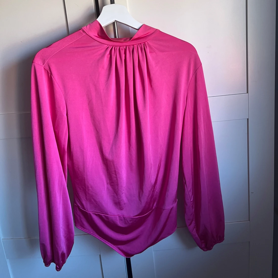 Rosa långärmad blus med knyt