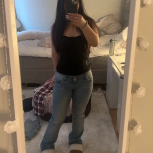 Flare jeans  - Jättefina jeans som är låg midja och utsvängda, jättebra skick, kommer inte till användning längre drf säljer jag, pris kan diskuteras💞W28 men hade sagt W26 som jag egentligen bär i 