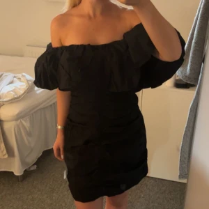 off shoulder klänning  - använd en gång så som ny, nypris 599