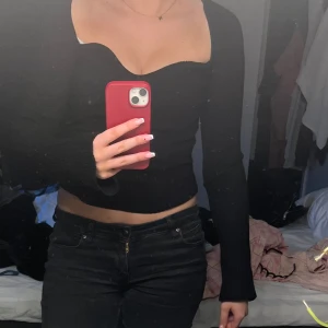 Svart ribbad topp - Säljer en svart ribbad topp med lång ärm och är v-ringad. Toppen har en tight passform och är i storlek S❣️