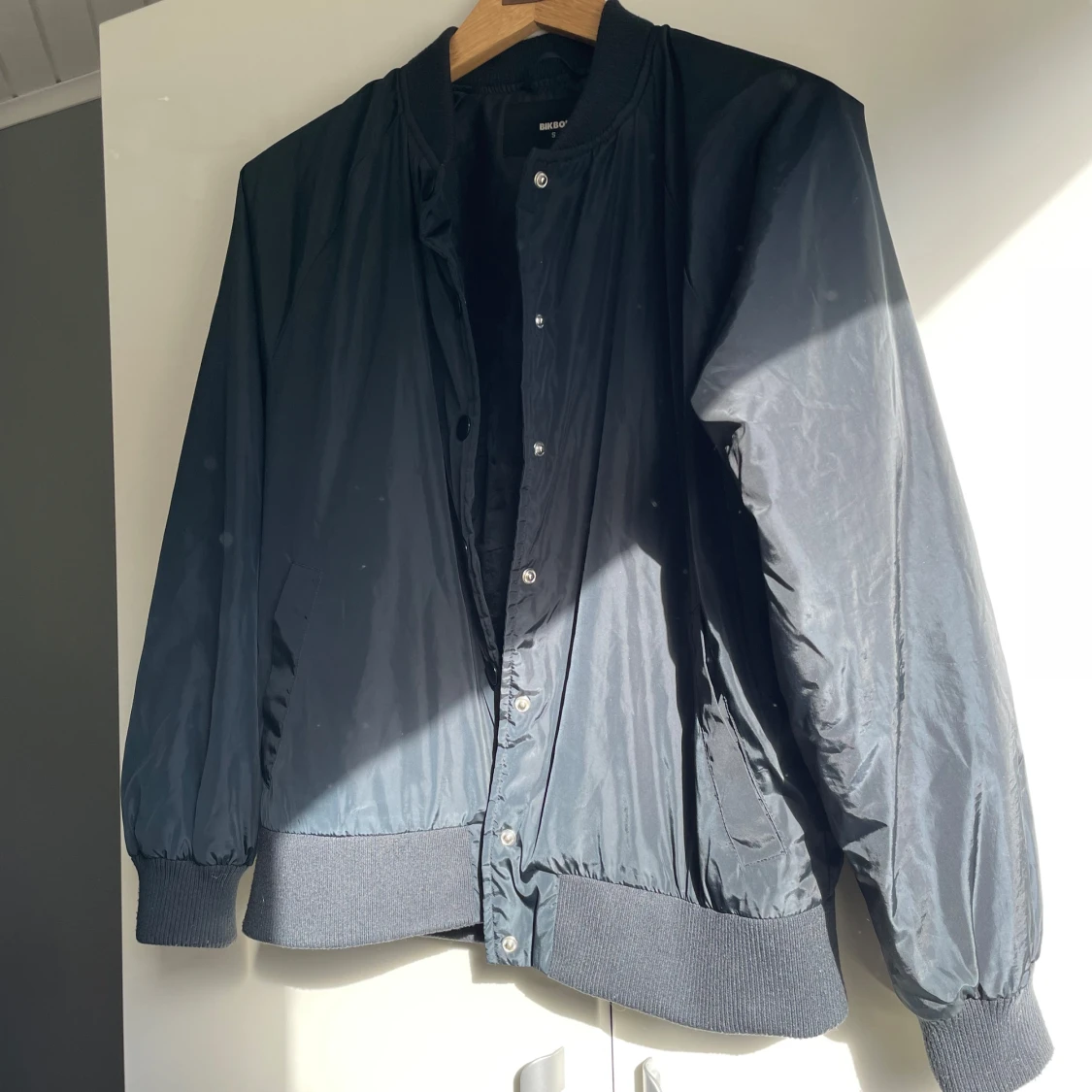 Svart bomberjacka från BikBok