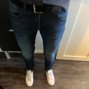 Mörkblå slim jeans från Lee - Slim jeans i nyskick från Lee. Modell Luke.            W32/L34. Nypris 799kr