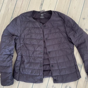 Snygg jacka från Uniqlo - Jättesnygg jacka från Uniqlo. Den ända defekten är att snöret där uppe har gått av. Men annars är den som ny, köpt för 700kr ungefär 💕