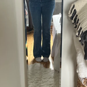 Blå jeans från LTB - Säljer ett par snygga blå jeans från LTB, modell Valerie X. De har en klassisk femficksdesign och en bekväm passform. Passar bra i längden på mig som är 173cm.