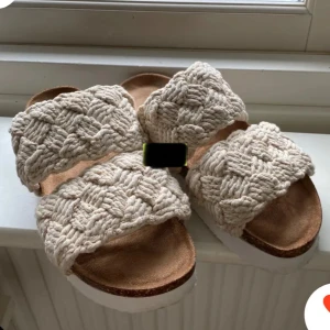 Beige sandaler från Exani - (De är inte sålda som det ser ut på bilderna. Jag använde bara bilder av hon jag köpte de av).  Snygga beige sandaler från Exani med flätad ovandel i textil. Perfekta för sommardagar med en bekväm sula och stilren design. Säljer de för att jag köpte de här på Plick och de var för små för mig. Hon jag köpte de av har bara använts de en gång. 