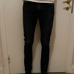 Nudie  - Tja, säljer ett par feta Nudie Lean Dean Jeans. Jeansen är i storlek W30 L32 och är riktigt sköna. De är i mycket bra skick och har inga tydliga tecken på användning. Nu säljer jag dessa för endast 399 kr, samt fri frakt. Hör av er vid frågor och bud.