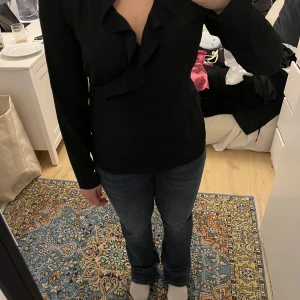 Omlottblus med volang - Säljer en omlottblus med volanger, mycket skön och mycke bra kvalitet 