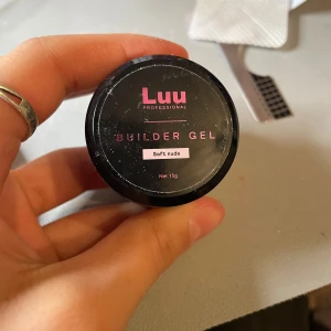 Luu nail gelé - Säljer mitt luunail gelé i soft nude 15g, använd en gång. Köpt för 155 säljer för 100