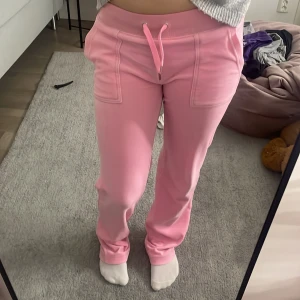 Juicy Couture byxor - Säljer ett par rosa juicy couture byxor som är väldigt fina! Men de är lite smutsiga undertill men inget man tänker på. Sen är sakerna som sitter på snörerna borta men det är inte heller något man tänker på.
