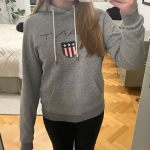 Gant hoodie - Säljer min Gant hoodie💗 Nypris 800, Pris kan ändras vid snabb affär🥰🌸💕