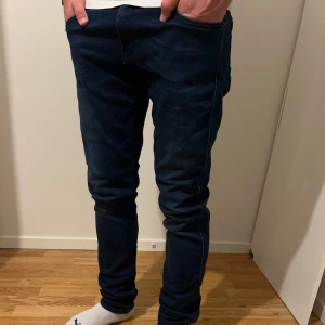 Replay Anbass Jeans - Mörkblåa Replay Jeans i modellen Anbass i ett mycket bra skick! // Storlek: W30 L34 // Hör av er vid intresse!