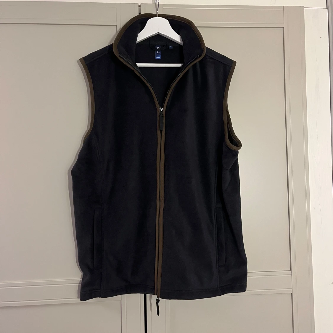 Svart fleeceväst med dragkedja