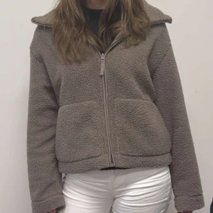Beige teddyjacka med dragkedja - Mysig beige teddyjacka med dragkedja framtill från HM. Perfekt till våren. det är storlek L men passar mig som brukar ha S och M. Helt slutsåld, sparsamt använd! GRATIS FRAKT🌸🤝🏼💕🫶🏼🌸