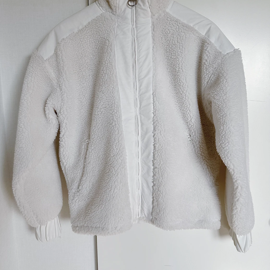 Vit teddyjacka från Peak Performance