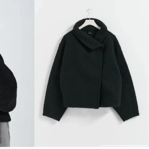 Svart boucléjacka - Säljer en stilren svart boucléjacka med en oversized passform. Jackan har en stor krage och knäppning framtill. Perfekt för att hålla sig varm och trendig under kyligare dagar. 