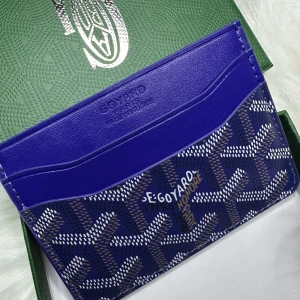 Blå och mönstrad plånbok - Snygg och stilren plånbok. Plånboken har flera fack och en kontrasterande gul insida. Perfekt för att hålla ordning på kort och kontanter.