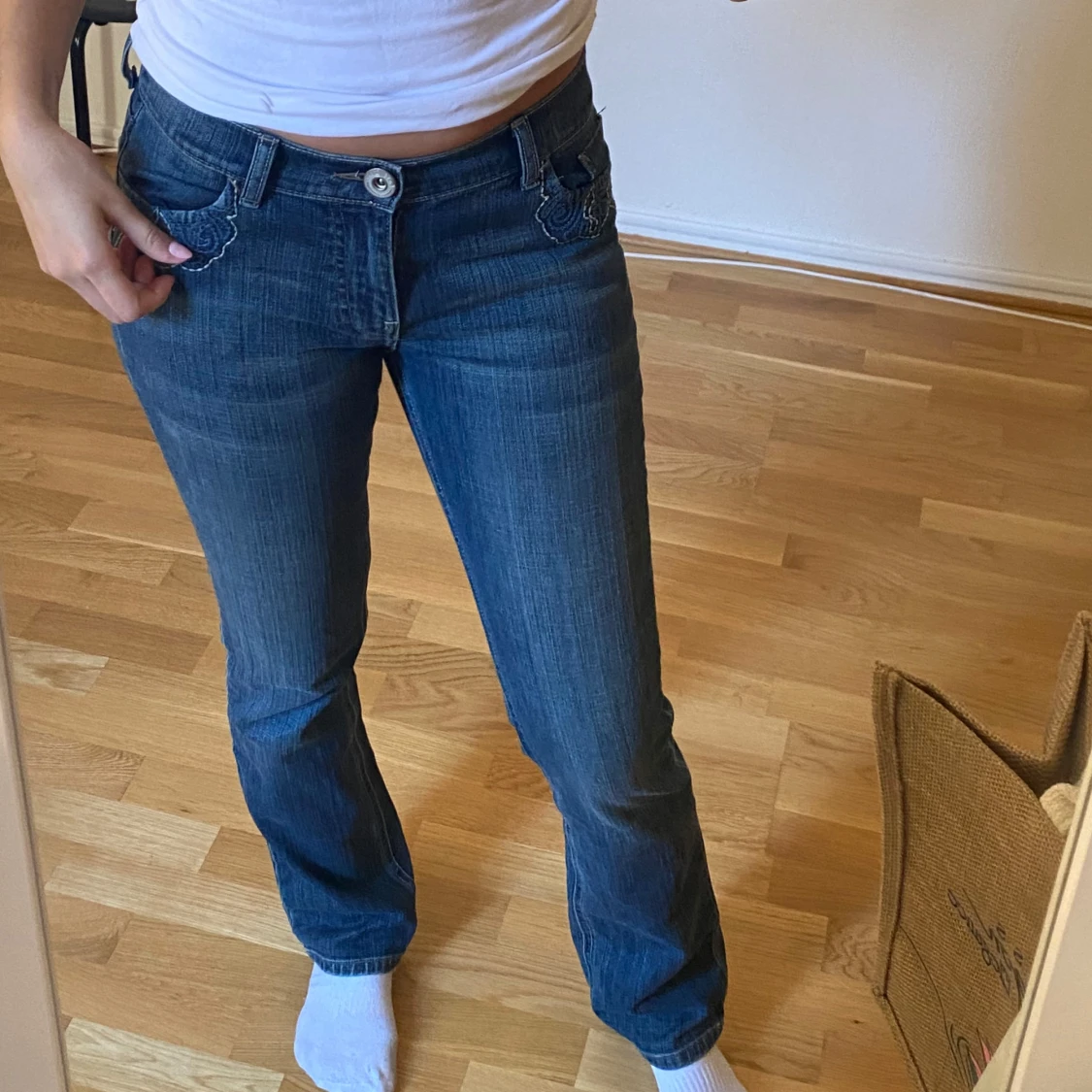 Blå jeans med broderade detaljer
