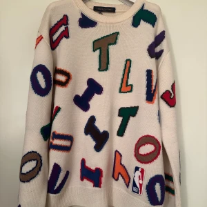 Louis Vuitton  - Louis Vuitton X NBA collab. Special kollektion. Storlek L. Super skick. Pris 8890kr.