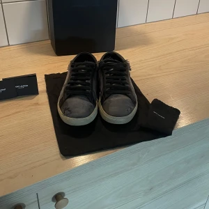 Saint Laurent - Storlek 39, passar 40. Lite grå/svart färg. Inga defekter. Allt og medkommer utom snören. Retail 9000kr.