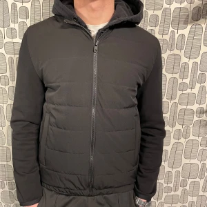 Svart cardigan - Snygg cardigan ifrån Zara, perfekt till våren. Storlek: Medium