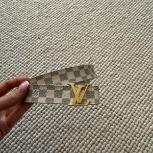 Louis Vuitton Bälte  - Säljer mitt snygga bälte från Louis Vuitton. Använd fåtal gånger. Storlek 80/32 serie nummer M9268