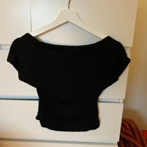 Topp med öppen rygg - Basic topp med öppen rygg, storlek S! Använd 1 gång, bra material!