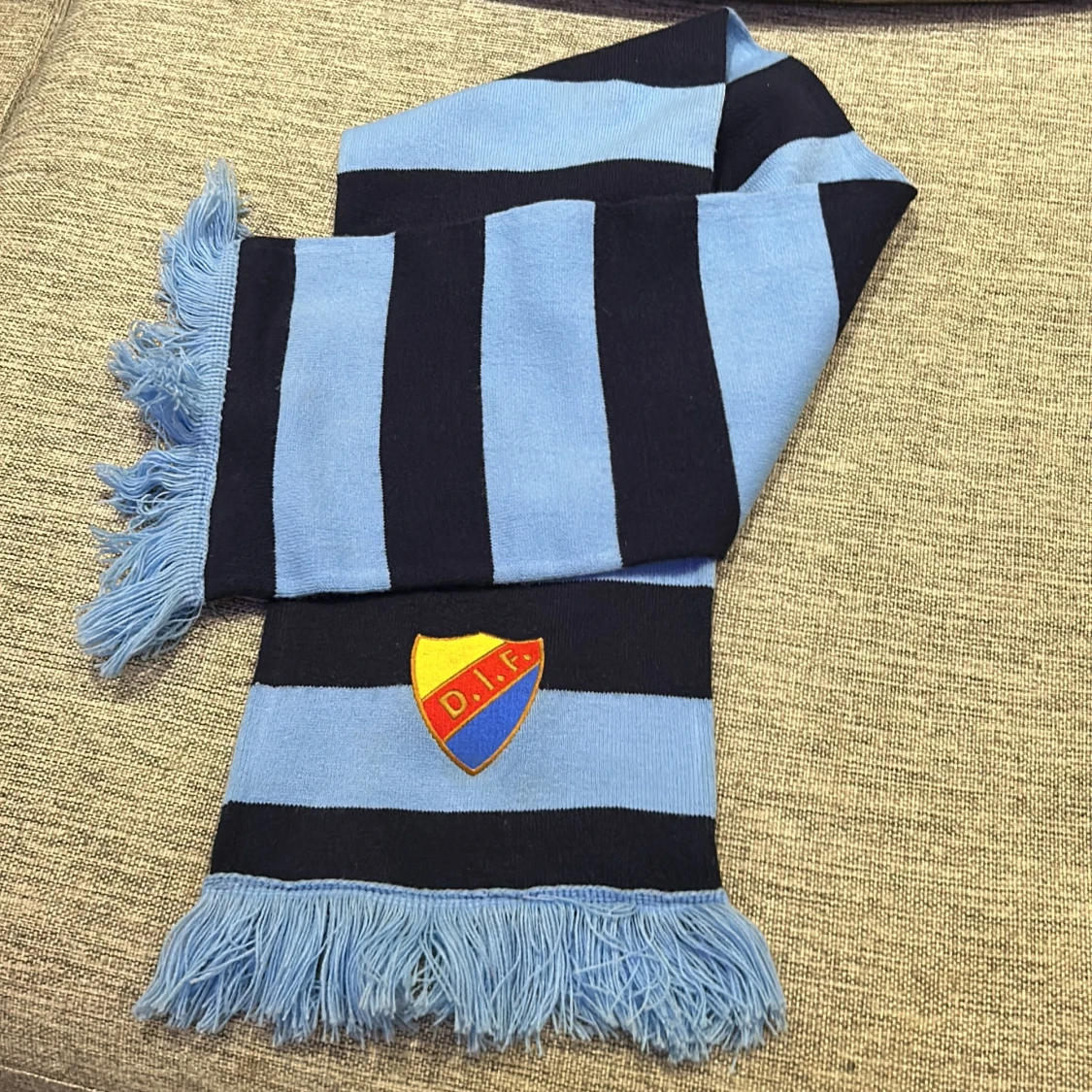 DIF Blå och svart randig halsduk med DIF-emblem