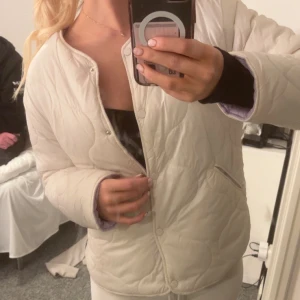 vårjacka  - superfin vit vårjacka som tyvärr inte kommer till användning, går att vända ut och in så den blir helt ljuslila om man vill det