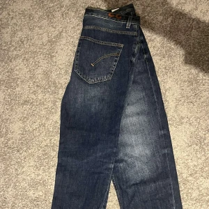 Dondups - Tjena! Säljer Mörkblåa Dondup jeans st 33, helt nya nypris runt 2500kr säljer nu för 600kr🔥hör av dig vid funderingar!🙌