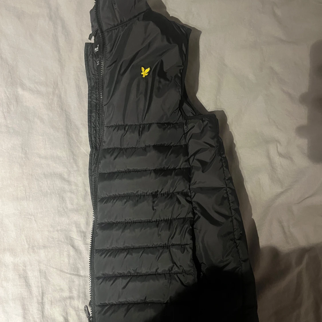 Svart dunväst med dragkedja - 2