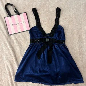 Mörkblå topp från Victoria's Secret - Storlek XS. Silkesliknade tyg 🌸
