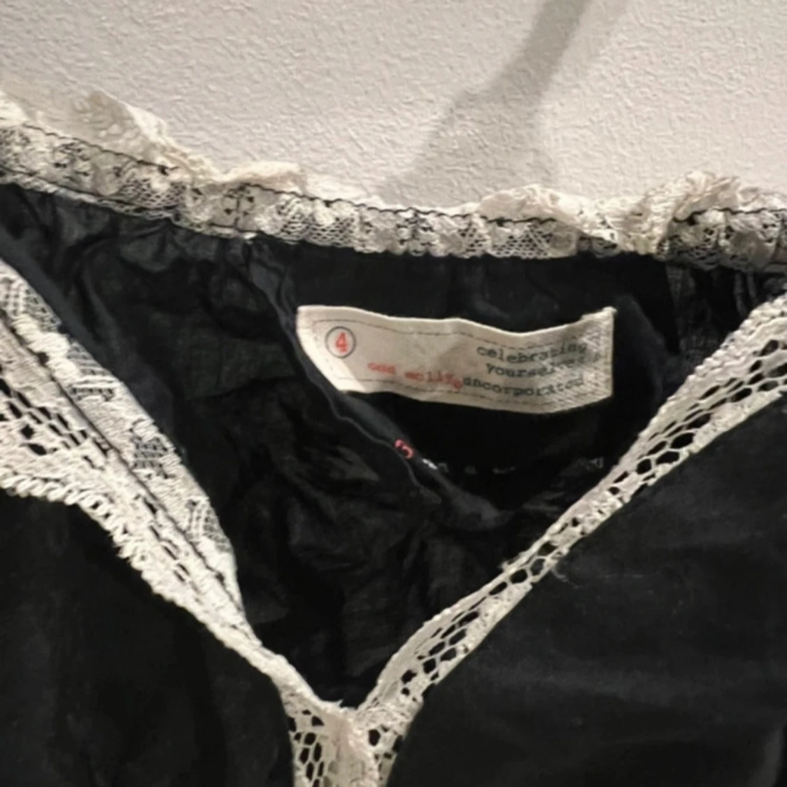 Svart linne med spetsdetaljer - 1