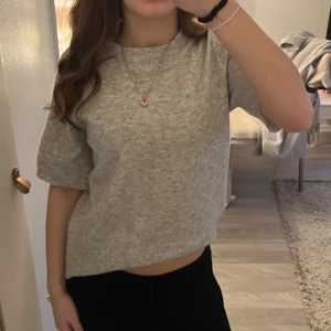 Grå stickad tröja - Stickad tröja med korta armar💕💕 står ingen storlek men skulle gissa XS-S💕