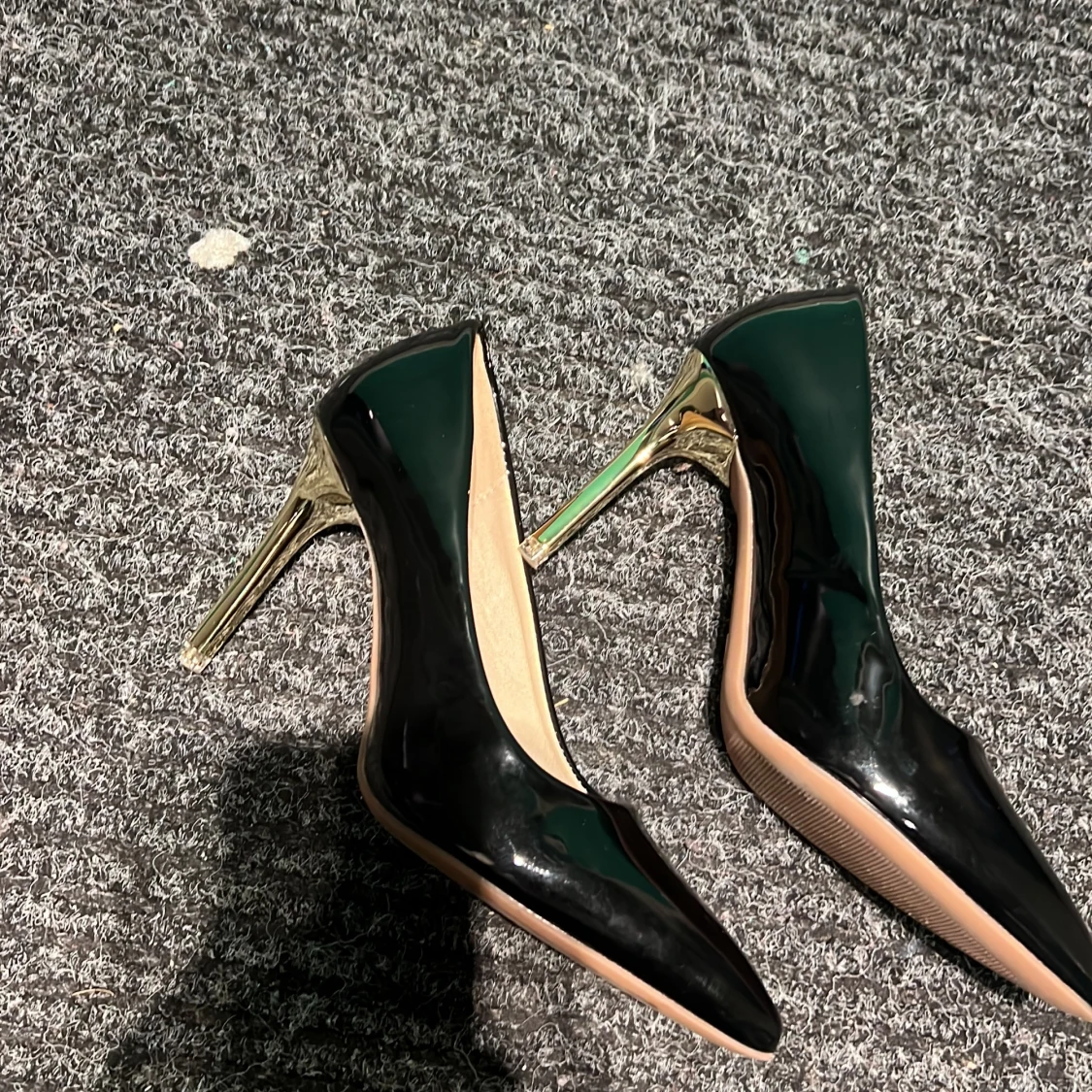 Svarta pumps med gulddetaljer - 2