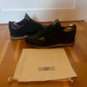 Valentino rockrunners - Snygga svarta Valentino rockrunners. Skicket o bra med knappt några defekter förutom på insidan av ena skon. Skriv om ni vill ha mer bilder på det eller något annat👍🏼