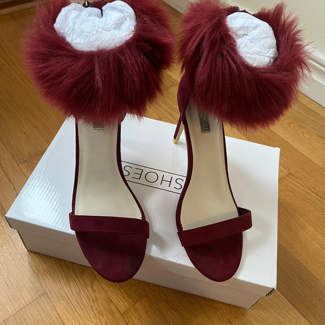 Vinröda klackskor med pälsdetalj