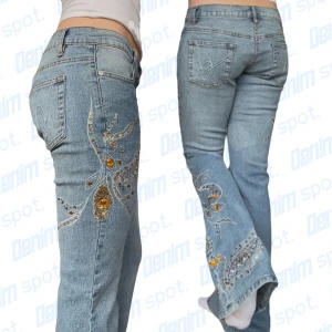 Bootcut jeans  - storlek - se mått (uppskattade till S)• Mått: Längd: 92cm Innerbenslängd: 82cm Midjebredd: 37cm Lårbredd: 25cm Benöppning: 27cm • Vid frågor, meddela här!💙