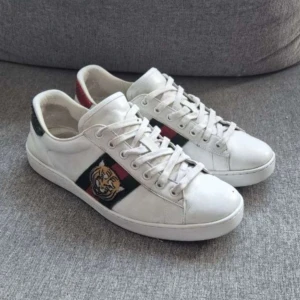 Gucci Ace Tiger Skor - Säljer ett par sjukt feta Gucci ace skor i strl 42.  ‼️Og medföljer ‼️Skorna är i väl omhändertagna och är därav i bra skick. Hör gärna av er vid frågor eller funderingar!!         ‼️Skorna är såklart äkta ‼️