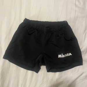 Svarta shorts från Mikasa - Säljer ett par svarta shorts från Mikasa. Perfekt om du spelar volleyboll men funkas super till annan träning också