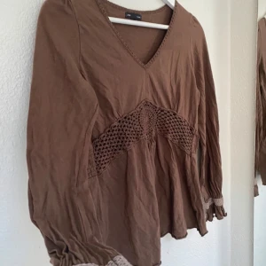 Brun långärmad topp  - Lngärmad topp från Joelle by Ellos med v-ringning med fina detaljer🤎