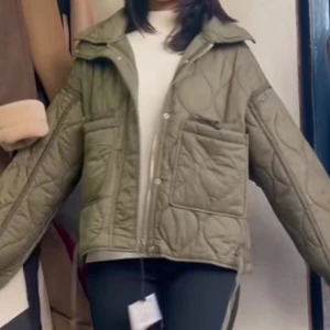 Khaki quiltad jacka Zara - Super fin vår jacka i khaki grön från Zara. Helt slutsåld överallt 💝storlek M , jag bär xs-m 🥰 super fint skick, inga defekter överhuvudtaget. Skriv om du vill köpa så sätter jag på ”köp nu” funktionen 💕