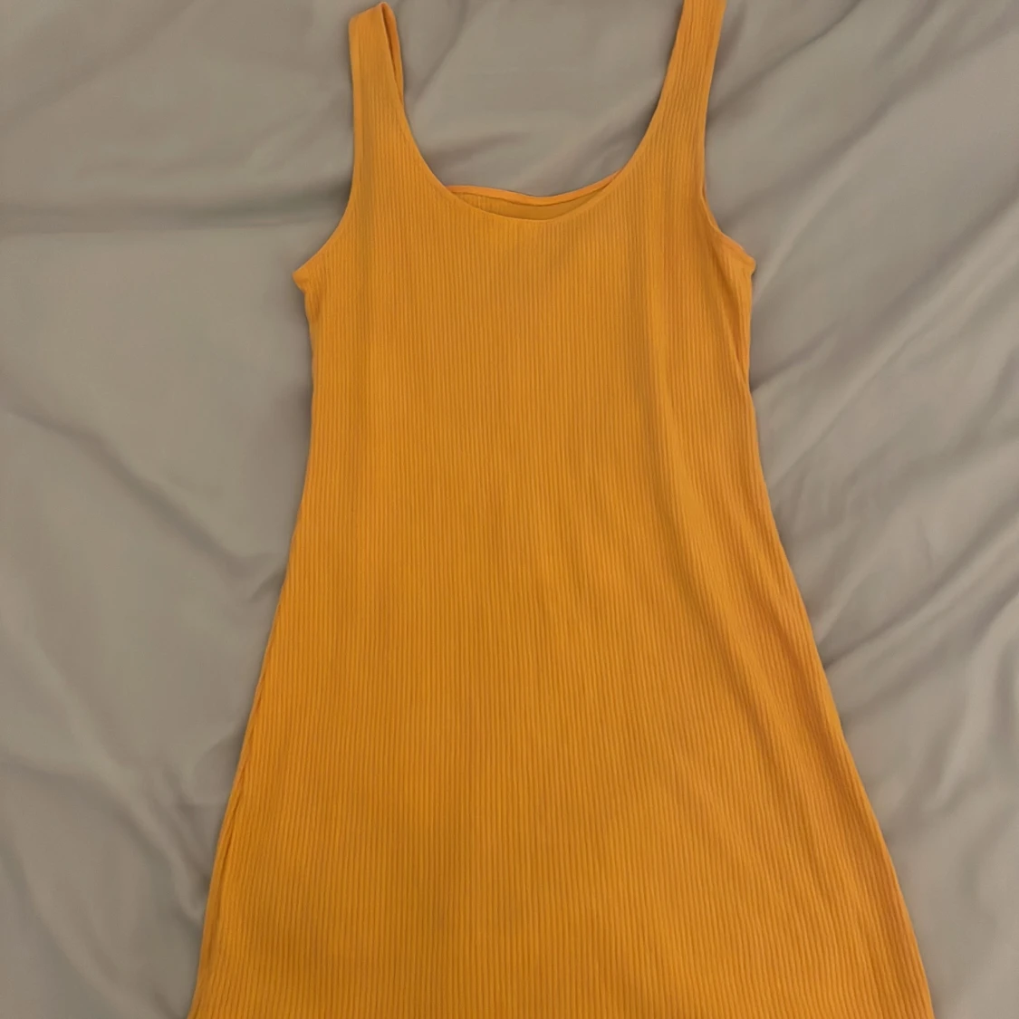 Gul ribbad klänning från H&M - 1