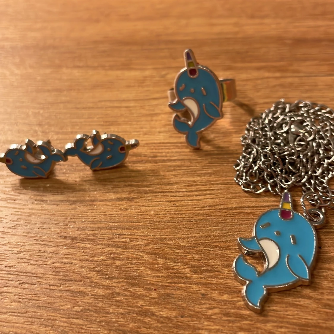 Smyckeset med blå narvalmotiv - 4