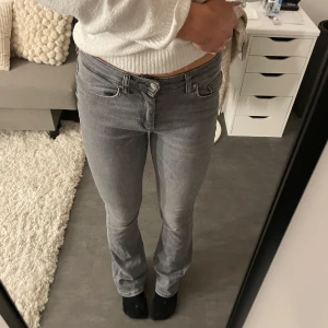 Gråa jeans - Fina lågmidjade jeans från only lite slitna nere men annars bra skick!